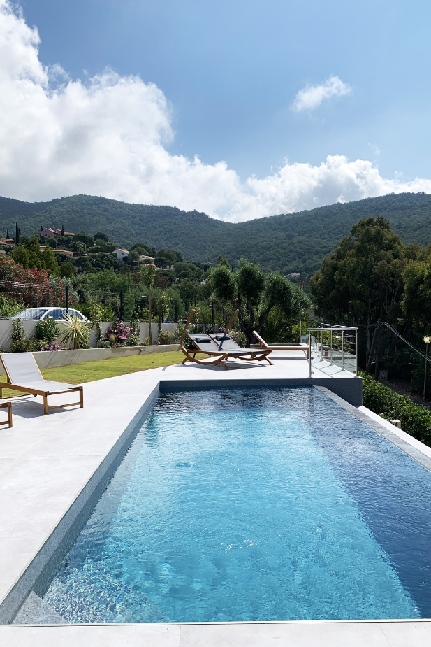 Piscine à débordement avec vue sur les collines de Hyères — réalisation de Maeva Jay, architecte